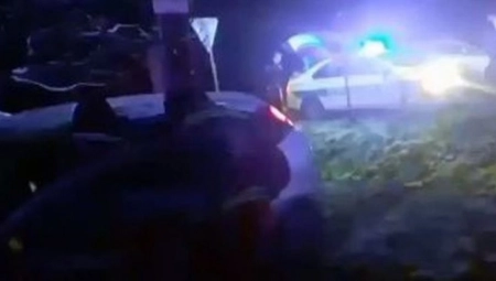 UŽAS U BEČEJU Devojci automobil uleteo u kuću dok je spavala, vozač bio pijan!