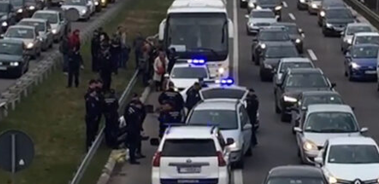 BUGARI FLAŠAMA I PAJSEROM DEMOLIRALI AUTOBUS Vozač otkrio kako se desio napad kod Arene, bilo i pucnjave!