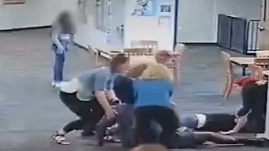 BRUTALNO PREBIJANJE PROFESORKE U SAD! Nakon stravičnog nokaouta, usledio još veći horor (UZNEMIRUJUĆI VIDEO)