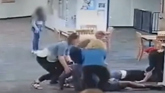 BRUTALNO PREBIJANJE PROFESORKE U SAD! Nakon stravičnog nokaouta, usledio još veći horor (UZNEMIRUJUĆI VIDEO)