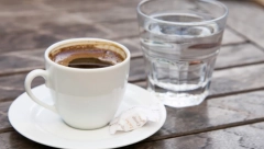 DA LI PIJETE DVE ILI VIŠE ŠOLJICA KAFE DNEVNO? Doktorka Sara objašnjava kako to utiče na vaš organizam i zdravlje