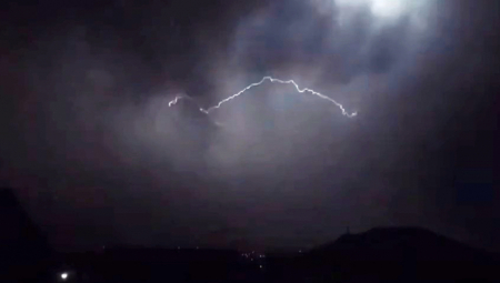 GRMI OKO CELE SRBIJE Počinje žestoko nevreme, u Somboru oboreno drveće, u Kraljevu kao da je dan! (VIDEO)