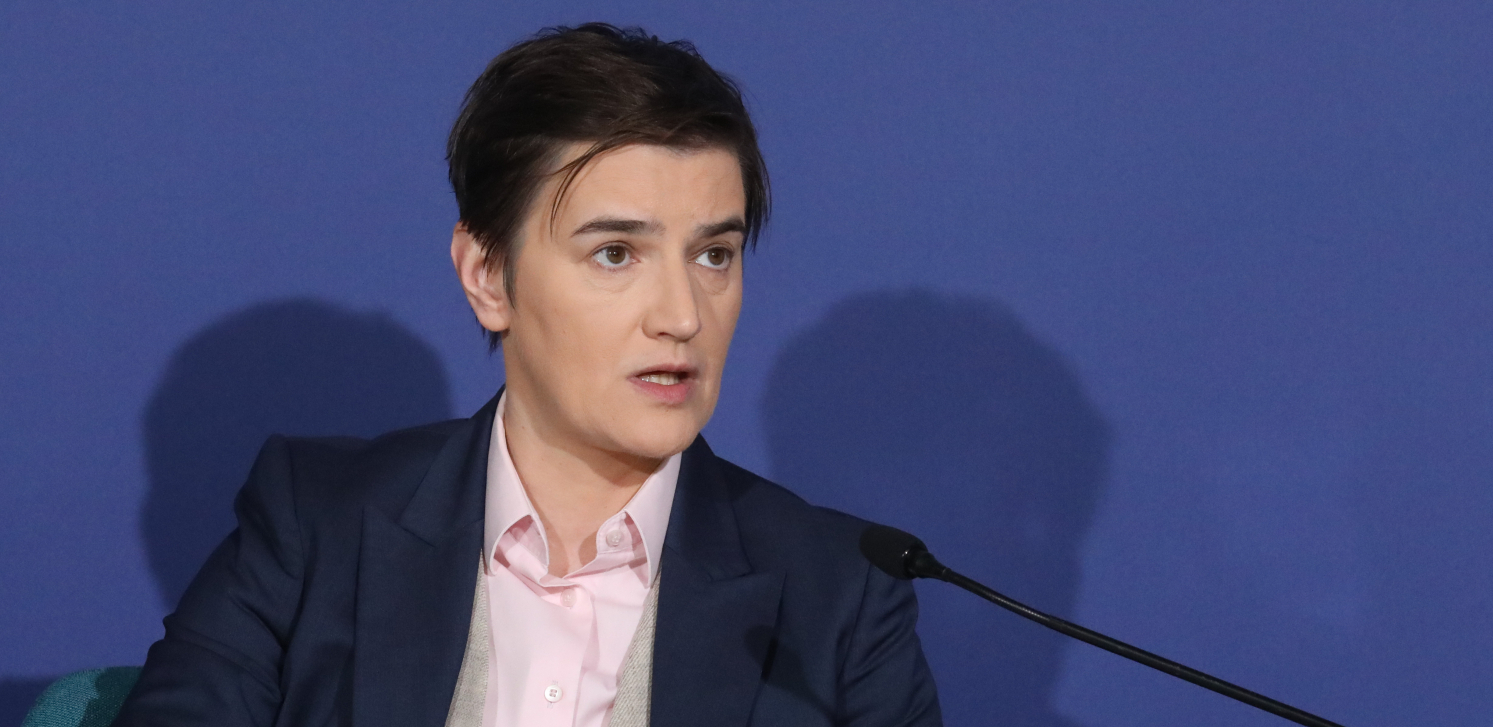 "TI KOJI SADA PEVAJU, SEDELI SU U BEOGRADU I ĆUTKE POSMATRALI KAKO SE RUŠE I PALE CRKVE!" Premijerka Brnabić postavila lažne patriote na mesto, ogolila njihovo licemerje (VIDEO)