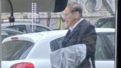 ALO! PAPARACO Poznati glumac uhvaćen tokom jutarnjih časova, ponosno prošetao ruku pod ruku sa njim (FOTO)