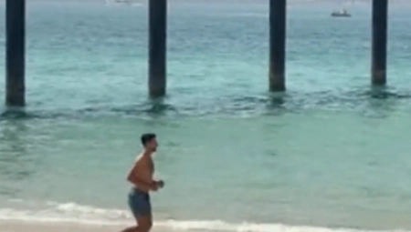 KAO SAV NORMALAN SVET Sedite na plaži, a pored protrčava Novak Đoković (VIDEO)