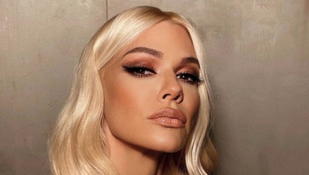 NATAŠA BEKVALAC ZAPALILA DRUŠTVENE MREŽE Pevačica u petoj deceniji uslikana samo u peškiru, svako bi joj pozavideo na izgledu (FOTO)