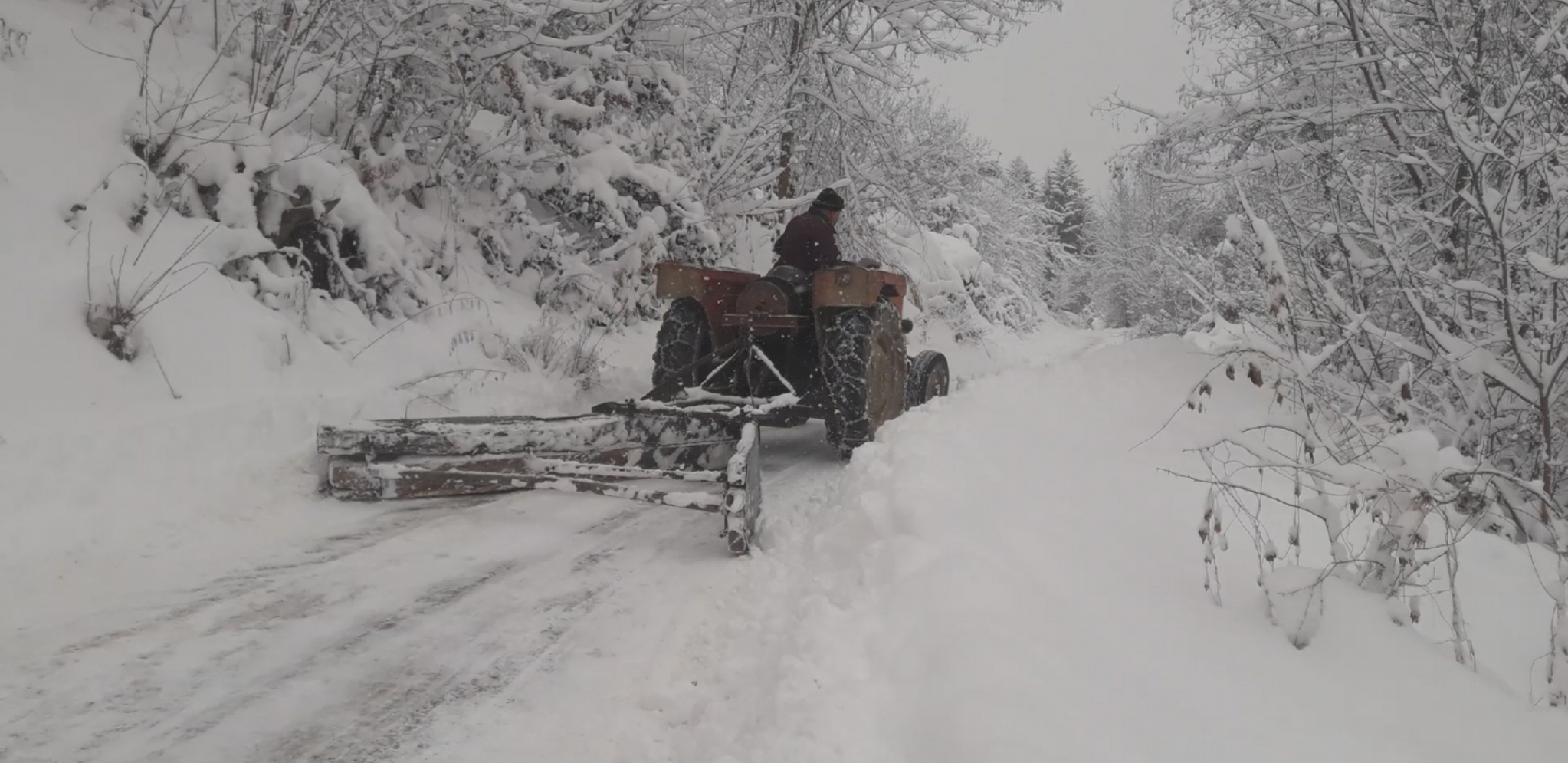 SNEG DOSTIŽE I DO DVA METRA! Meštani se bore sa padavinama: Probijene blokade do zavejanih novovaroških sela (FOTO)