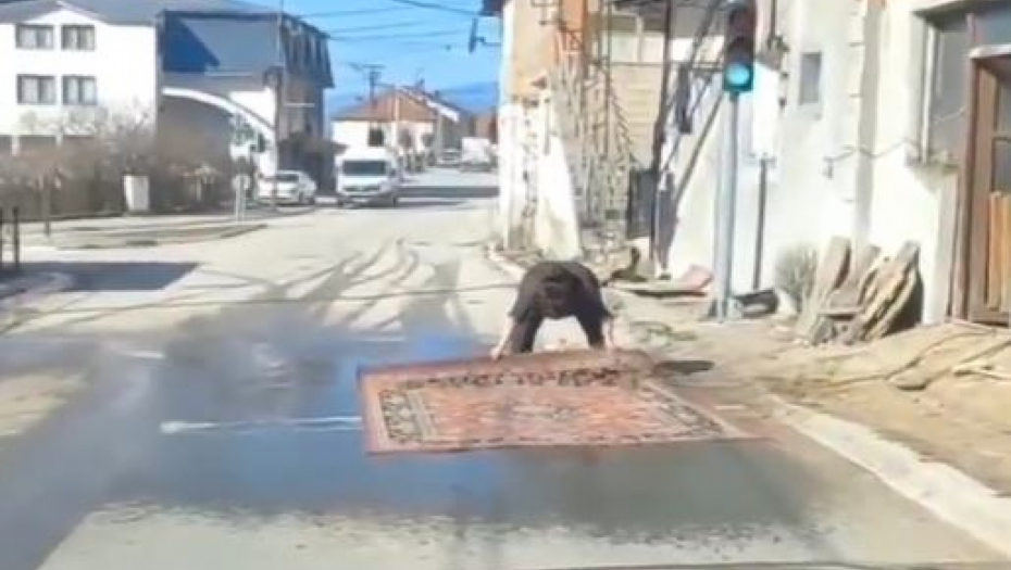 NEVIĐENA SCENA U SURDULICI Baka pere tepih nasred puta na semaforu, izazvala lavinu komentara! (VIDEO)