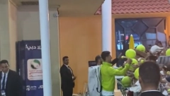 NOVAK NIJE VOLJEN? GLUPOST Čekala da se slika sa Đokovićem, pa otkrila koliko je Đoković velika zvezda (VIDEO)