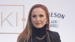 STIL ALEKSANDRE RADOVIĆ RADO KOPIRA SVAKA ŽENA Njen omiljeni model haljine je istovremeno damski, ali i provokativan