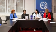 KNJIGOM KA PODIZANJU SVESTI O ZDRAVLJU ŽENA „Dunav osiguranje“ i Ana Dornik donirali knjige KBC „Bežanijska kosa“