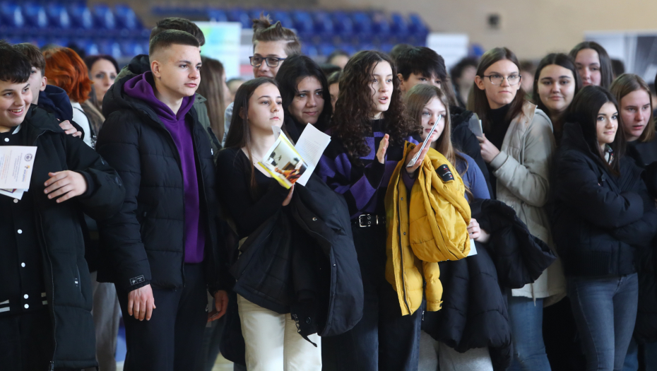 VELIKI IZBOR SREDNJIH ŠKOLA ZA BUDUĆE MATURANTE Na Voždovačkom sajmu obrazovanja predstavljena mnoga zanimanja  (FOTO/VIDEO)