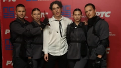 RAME UZ RAME SA KETI PERI Luke Black je jedan od  favorita za odlazak na Eurosong, ne živi u Srbiji, a evo šta ima zajedničko sa svetskom zvezdom!