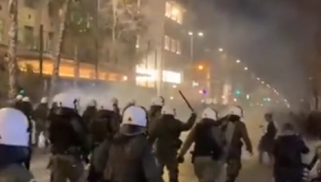 OPŠTI HAOS IZBIO U ATINI Policija baca suzavac na gnevan narod (VIDEO)
