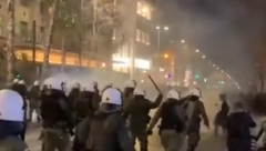 OPŠTI HAOS IZBIO U ATINI Policija baca suzavac na gnevan narod (VIDEO)