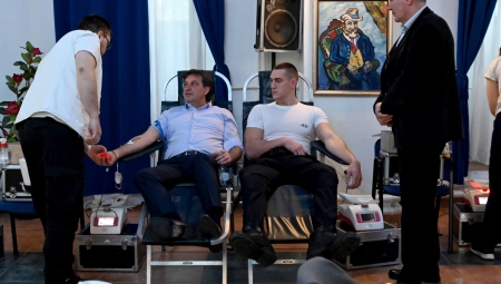 MINISTAR POLICIJE DAO KRV Gašić: Veoma je važno da ličnim primerom podsetimo građane na značaj doniranja krvi