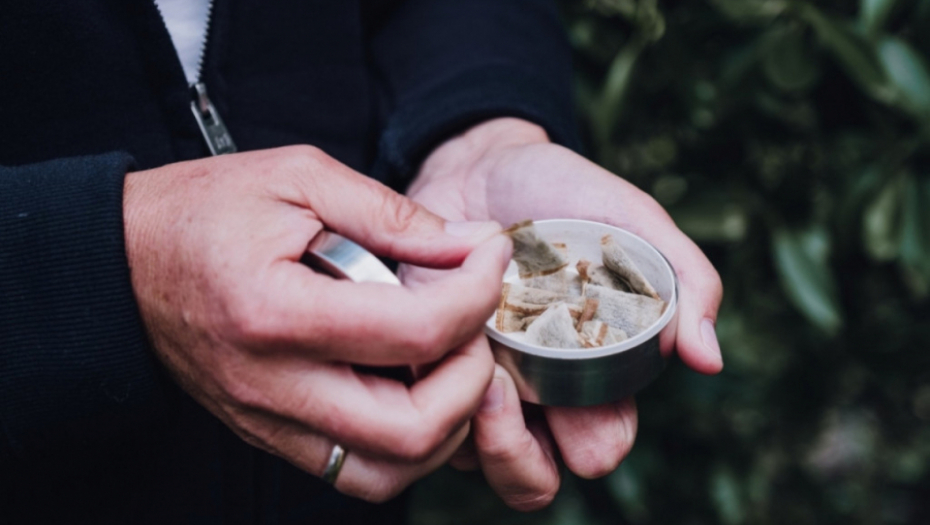 OPASNIJI OD CIGARETE, A HIT MEĐU MLADIMA Da li znate šta je snus?