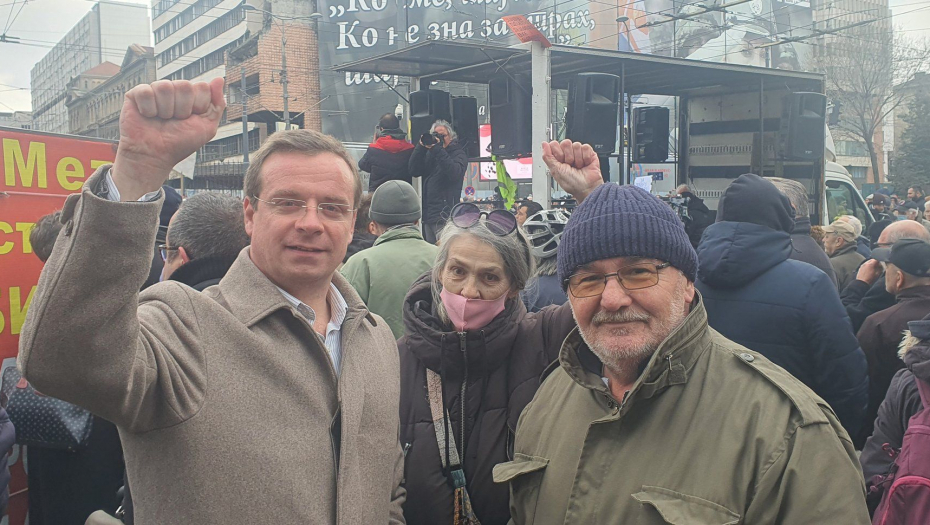 RAZVALILA JAJARU! NATO lobista tražio da svi ponesu jaja, dobio odgovor: Dođi devojčice da ti ih polupam, druga nemaš! (FOTO)