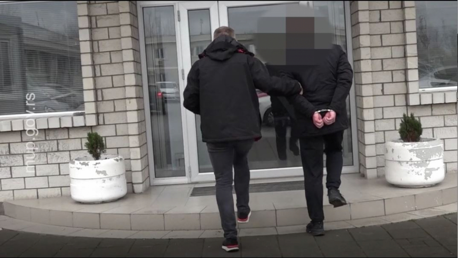 UHAPŠEN NARKO-DILER IZ LESKOVCA Pronađen mu kokain u automobilu, a pretresom njegove kuće policija pronašla još droge!