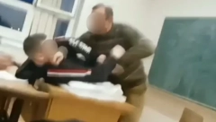 HAOS U SMEDEREVU! Profesor i đak se rvali u učionici zbog mobilnog telefona! U jednom trenutku ga bacio na sto!