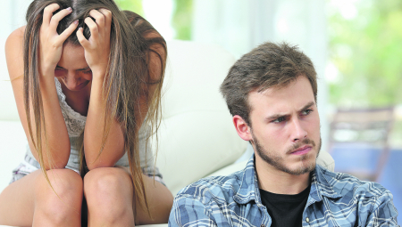 NI RODITELJIMA NE SMEJU DA KAŽU PRAVI RAZLOG Momak i devojka NE SMEJU da se venčaju, očajni su i hitno im je potreban SAVET šta da rade