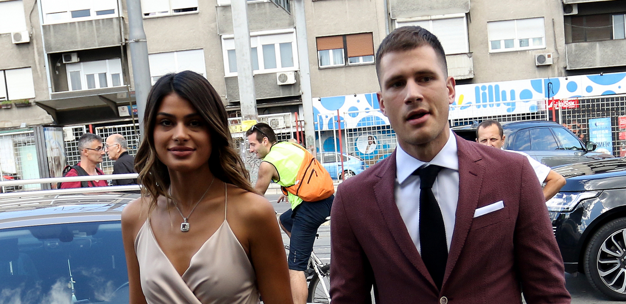 Lepa Mina čeka bebu sa Zvezdinim asom, a evo šta radi kada misli da je niko ne gleda