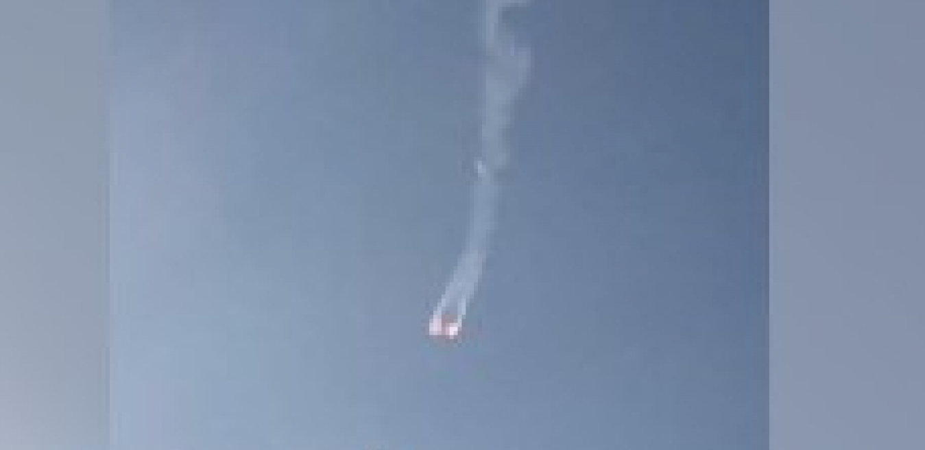 SNIMLJEN STRAVIČAN TRENUTAK PADA AVIONA Olupina gori i dimi se u Jenakijevu, evo šta je s pilotima (VIDEO)