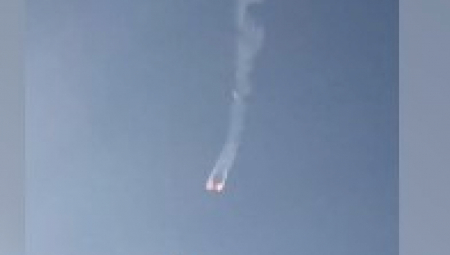 SNIMLJEN STRAVIČAN TRENUTAK PADA AVIONA Olupina gori i dimi se u Jenakijevu, evo šta je s pilotima (VIDEO)