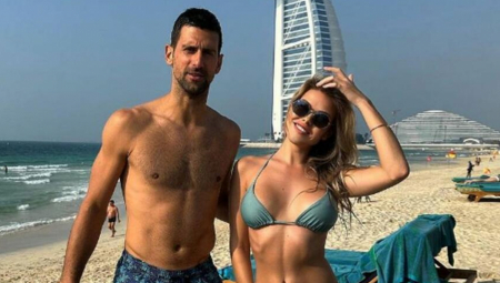 SVI SU GLEDALI SAMO U NJU, A ONA SAMO U NOVAKA Atraktivna plavuša pozirala sa Đokovićem, prolaznici odlepili za njenim oblinama (FOTO)