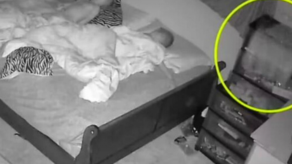 ČULA JE ČUDNU BUKU KOD DECE U SOBI, PA JE REŠILA DA POGLEDAK SNIMAK Nije verovala kada je videla šta se nalazi unutra (VIDEO)