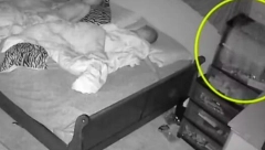 ČULA JE ČUDNU BUKU KOD DECE U SOBI, PA JE REŠILA DA POGLEDAK SNIMAK Nije verovala kada je videla šta se nalazi unutra (VIDEO)