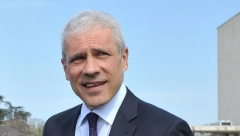 TADIĆ SE SMEŠKAO VAN ZEMLJE DOK JE SRBIJA GORELA Kosovo proglasilo nezavisnost, a on je pobegao - ova fotografija je dokaz!