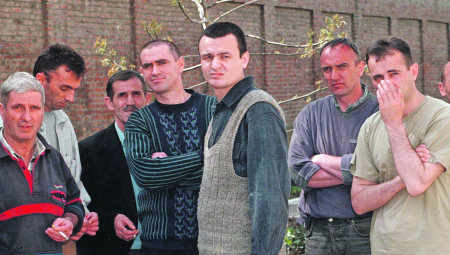 DESNIČARI U ZATVORU PAZILI KURTIJA KAO BELOG MEDVEDA Čovek koji je robijao s albanskim separatistima otkrio kako ih je tretirao Koštuničin režim pre oslobađanja