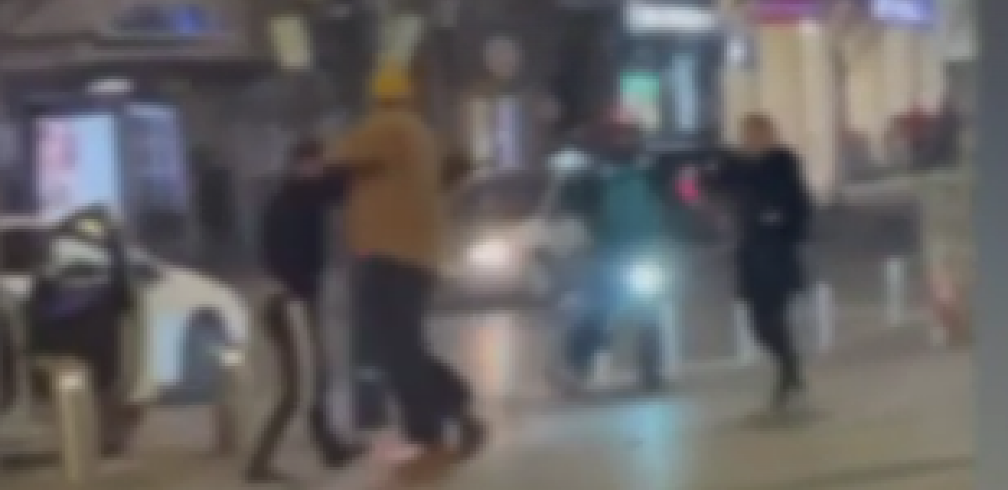 SNIMAK ŽESTOKE TUČE KOD TRGA REPUBLIKE Devojka prišla da razdvaja, pa umalo dobila batine (UZNEMIRUJUĆI VIDEO)