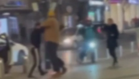SNIMAK ŽESTOKE TUČE KOD TRGA REPUBLIKE Devojka prišla da razdvaja, pa umalo dobila batine (UZNEMIRUJUĆI VIDEO)