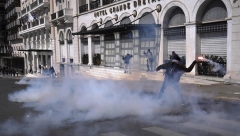OPŠTI HAOS U ATINI! Opšta tuča demonstranata i policije na protestu zbog železničke nesreće!