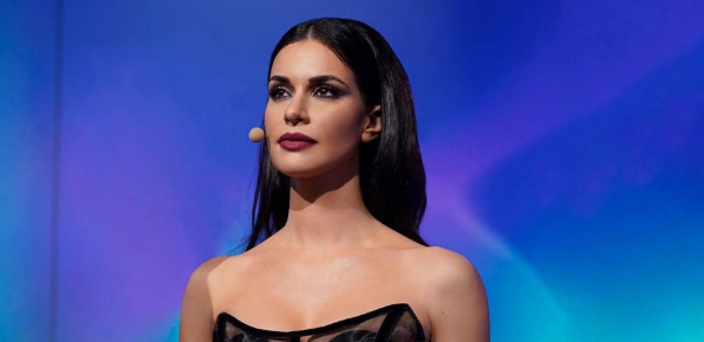 SVE OČI UPRTE U VODITELJKU Najmoćnije izdanje za kraj godine: Kosjerina u uskoj haljini pokazala liniju za desetku