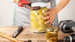 DAME ZAPAMTITE OVAJ TRIK Pogledajte kako lagano da otvorite teglu kojoj je poklopac zapekao