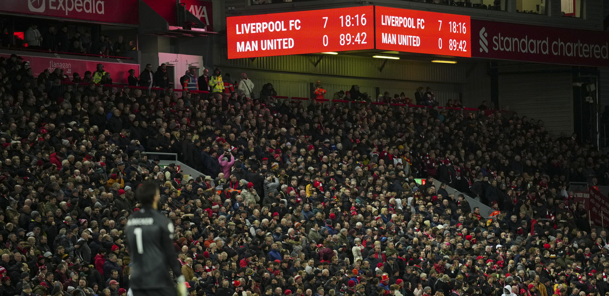KLOP JE BAŠ POBESNEO ZBOG NJEGA Uhapšen navijač koji je uleteo na teren tokom utakmice Liverpul - Mančester