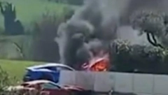 SUDAR FERARIJA Izgubili kontrolu u krivini, pa poleteli i zabili se u zid (VIDEO)