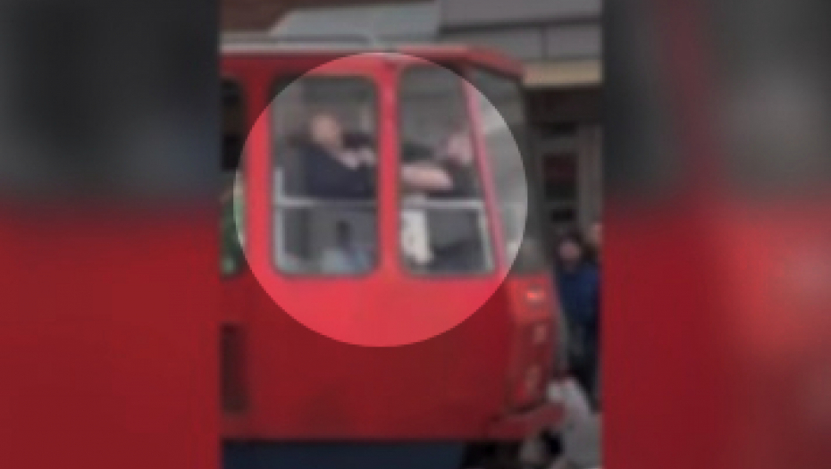 SEVALE PESNICE U TRAMVAJU NA BANOVOM BRDU Snimljena krvnička tuča putnika u Požeškoj (VIDEO)