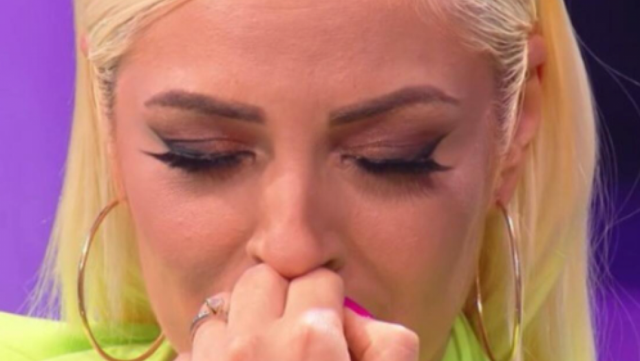 NAŠA PEVAČICA SLOMLJENA ZBOG NJEGOVE SMRTI Jeca i plače na sav glas, ne može da se smiri, potpuno van sebe!