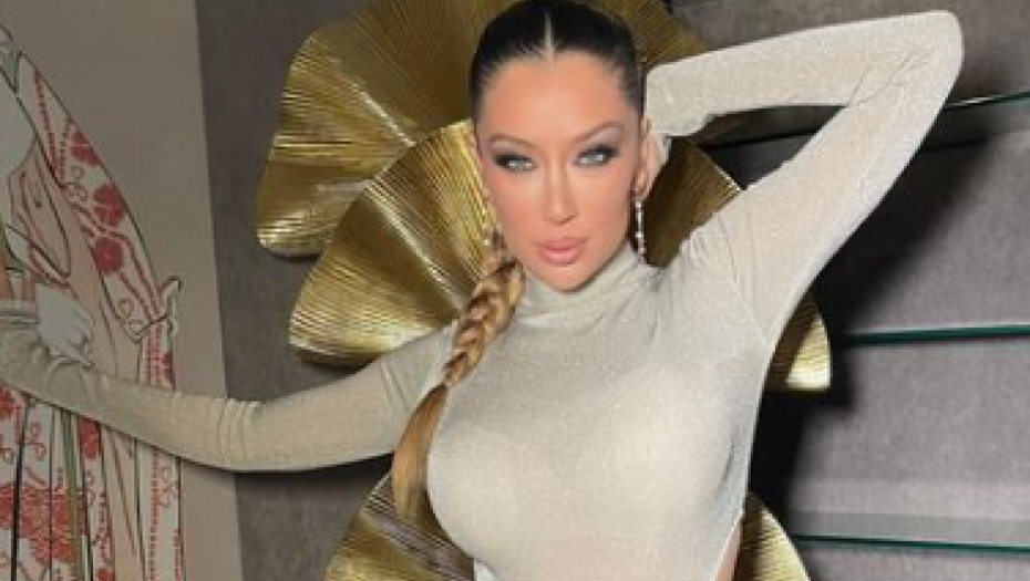 TEA TAIROVIĆ SE ZANELA TOKOM SNIMANJA, PA JOJ ISKOČILE GIGANTSKE GRUDI Nikad provokativnije izdanje napravilo haos, pevačica oduzima dah! (FOTO)