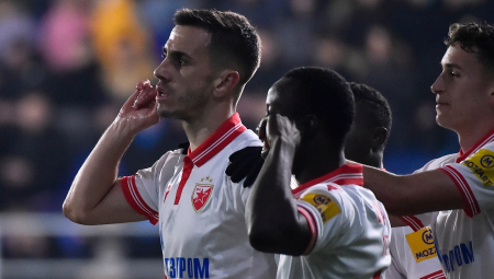 SPEKTAKULARNA FUDBALSKA PREDSTAVA U BAČKOJ TOPOLI Nestanak struje, velika borba i Pešićeva dva "hica" za pobedu Zvezde protiv TSC-a (VIDEO)