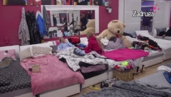 MORA TOTALNI IGNOR Žana ubeđena da joj je Ana namignula, pa joj otkrila koje priče treba da se drži