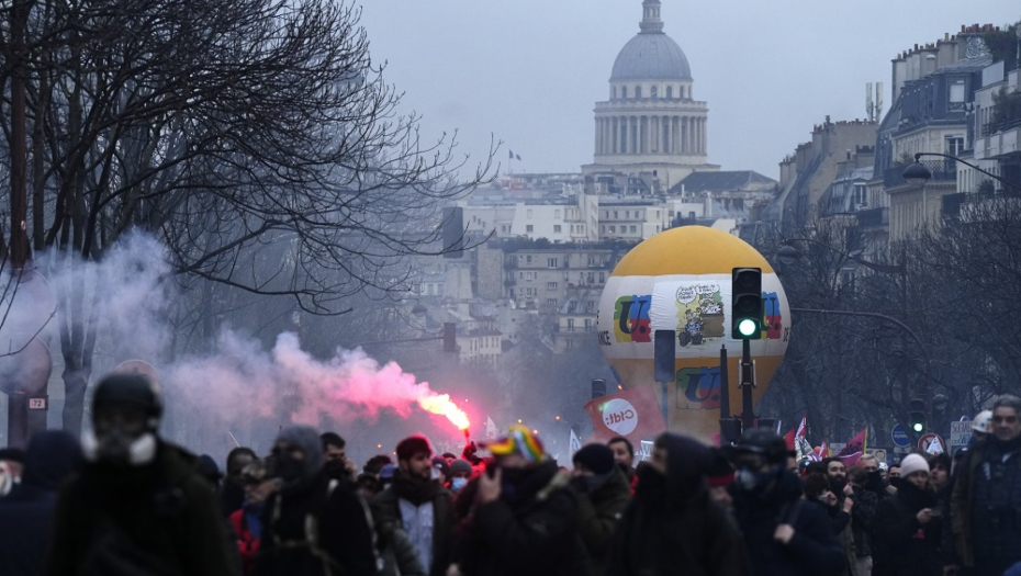 FRANCUSKA USVOJILA REFORMU PENZIONOG SISTEMA Masovni neredi širom zemlje!