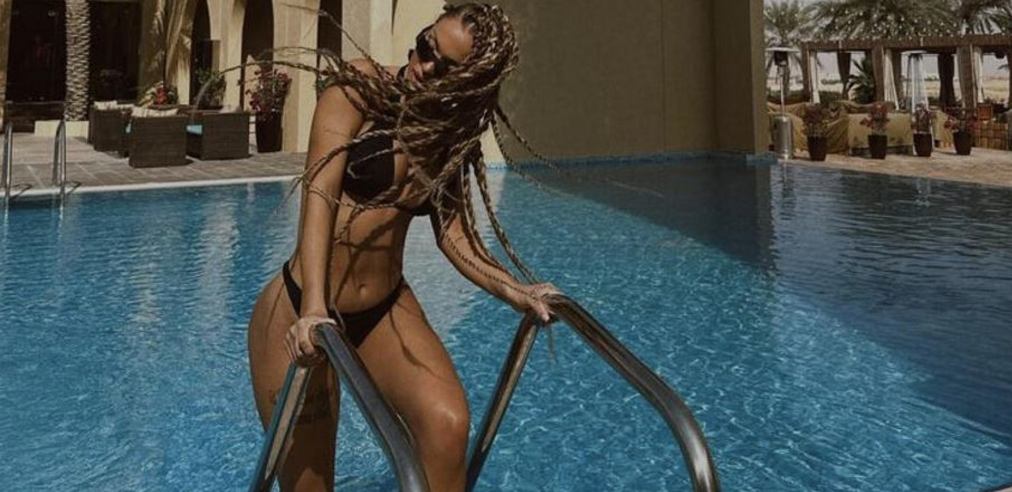 ŠOKANTAN SNIMAK TEODORE DŽEHVEROVIĆ Pevačica se na nastupu dodirivala po intimnim delovima tela (VIDEO)