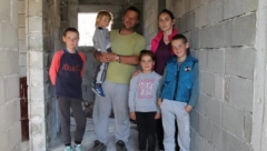 ČETVORO MALIŠANA IZ OPUSTELOG SELA DOBILI KROV NAD GLAVOM Vidak, Tomo, Radovan i Maja sada mogu bezbrižno da spavaju!