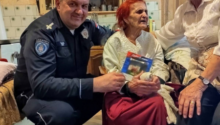 POLICIJA JE NIJE ZABORAVILA Baki Krstinji Baturan  iz Bačkog Dobrog Polja, koja ima 103 godine  uručili prigodan poklon