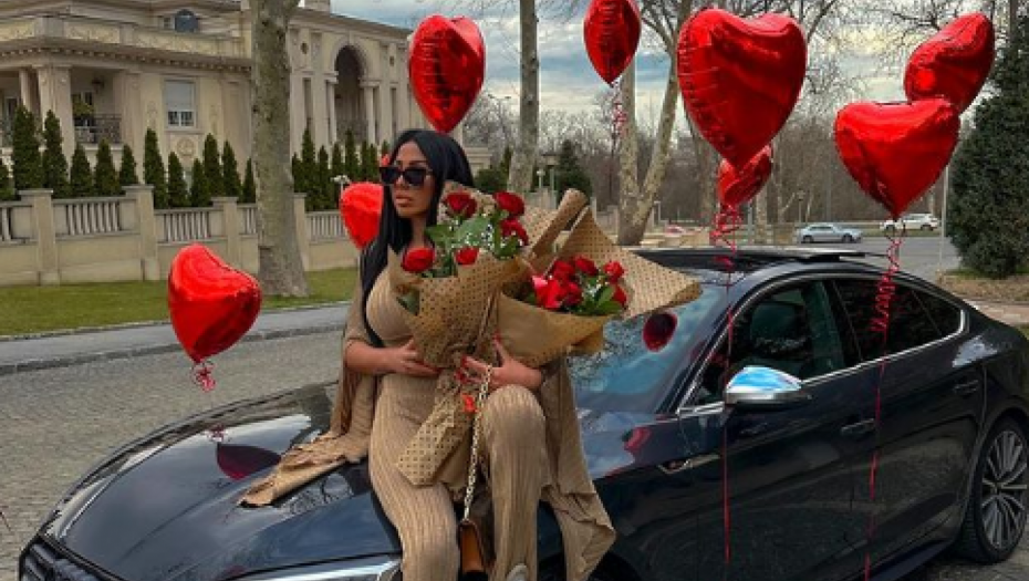 TIJANA AJFON DOBILA BESNU MAŠINU ZA OSMI MART VREDNU 40.000 EVRA Odmah se pohvalila luksuznim autom, komentari se samo nižu! (FOTO)